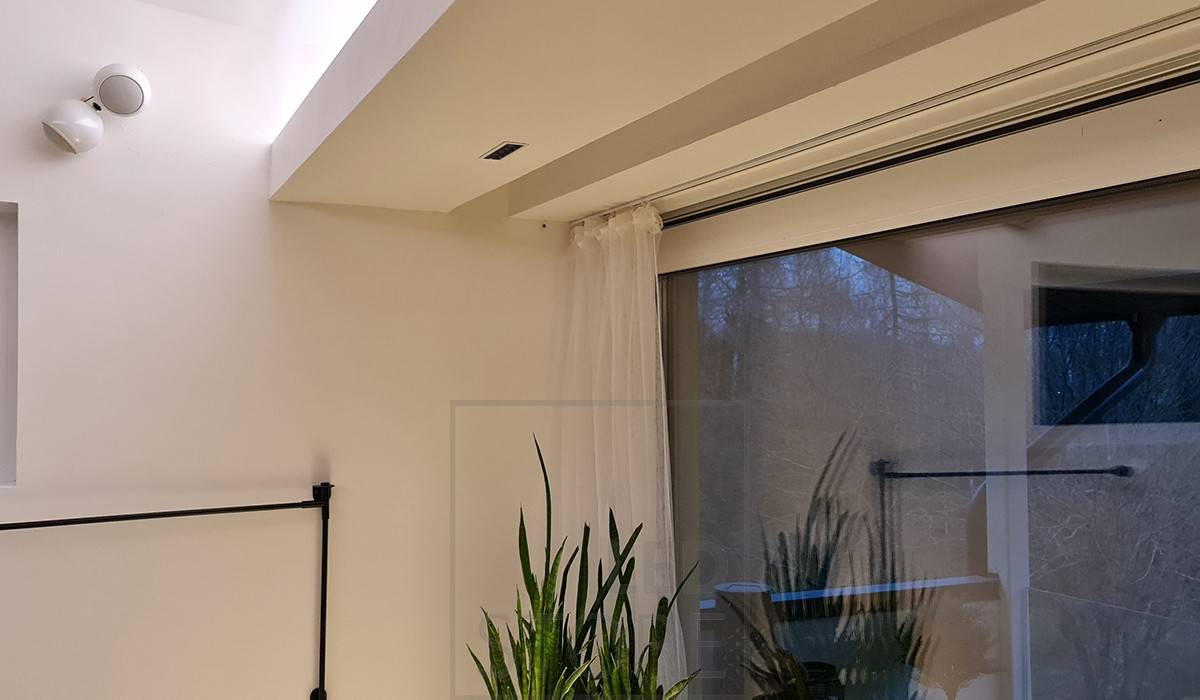 Sobre las ventanas, un estante rebajado con lámparas Linja5 empotradas como downlights. Tira de LED montada sobre la estantería para proporcionar una iluminación ambiental indirecta en el espacio. Ledstore.fi